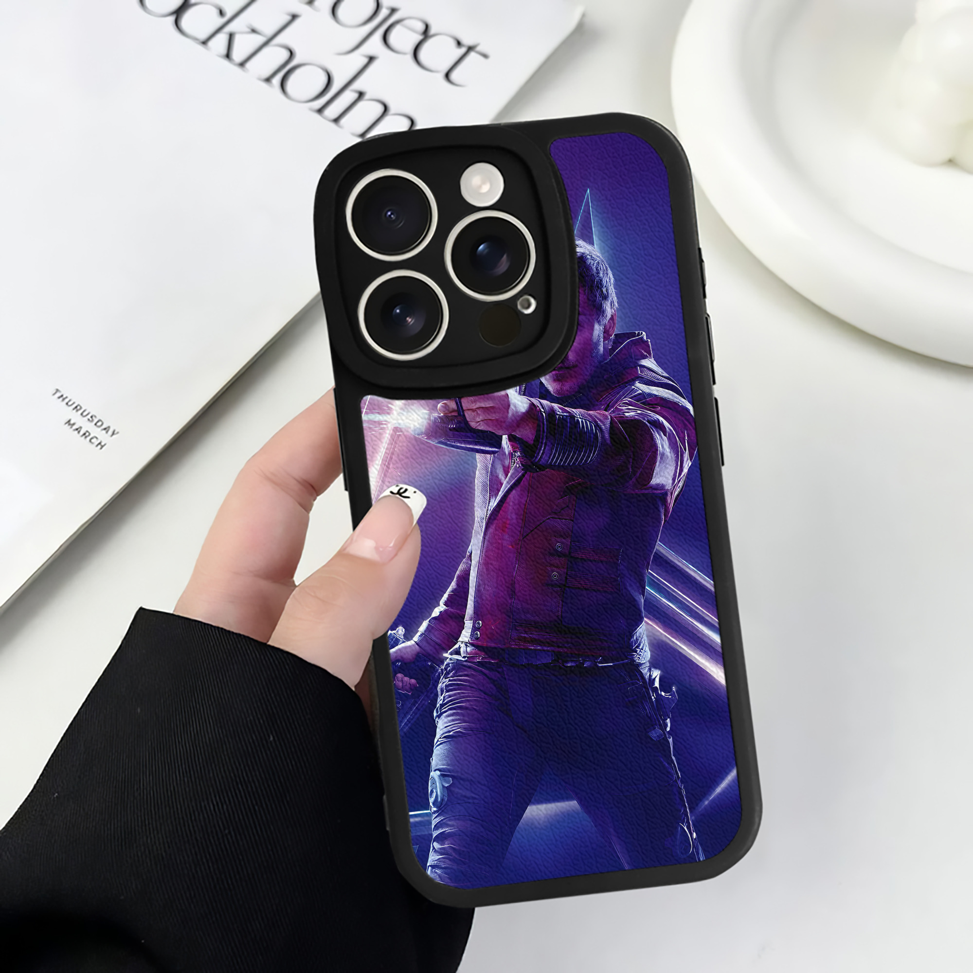 （画像用） アベンジャーズ The Avengers 【iPhone 16シリーズ対応】シリコンスマホケース（レザー調） 材質：シリコン